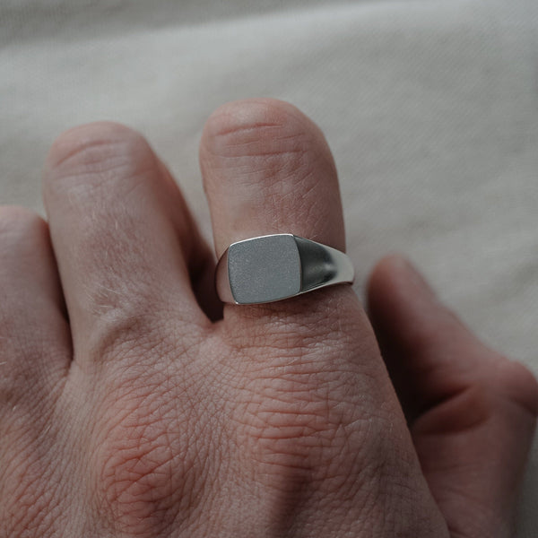 Moderner Herrenring aus Silber mit mattem quadratischem Design Sprezzi Fashion