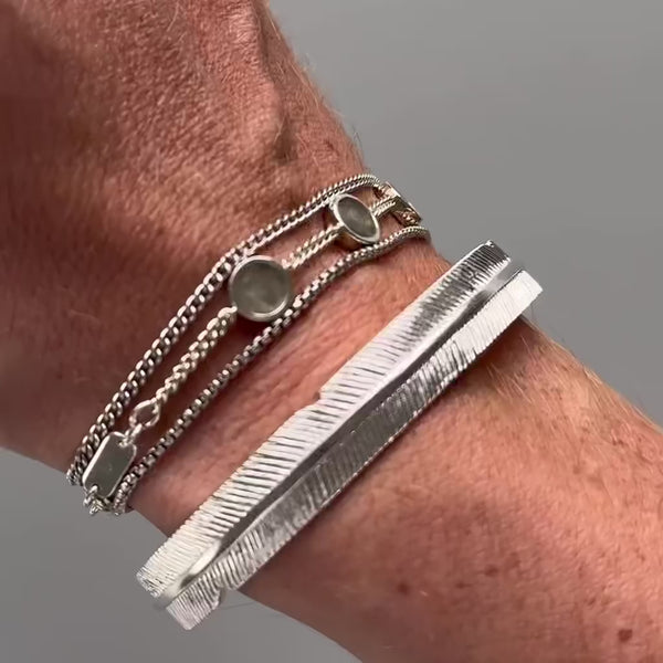 Massives Silberarmband mit Larvikit Edelstein der je nach Lichteinfall in Grau Blau oder Grün schimmert Sprezzi Fashion