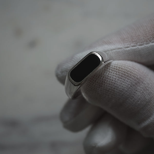 Moderner Herrenring aus Sterling Silber mit glattem schwarzen Onyx Stein und glänzendem Finish Sprezzi Fashion