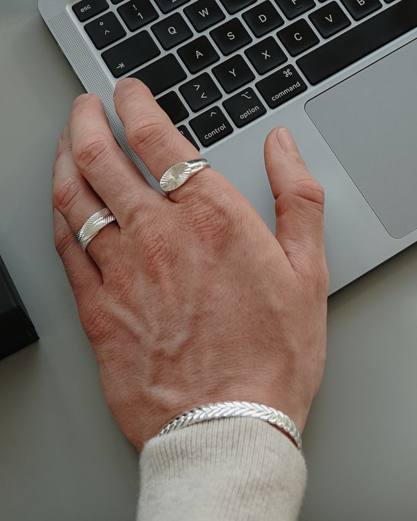 Trendiger Schmuck für Männer im Business und Büro