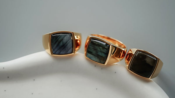 Gold Ringe für Herren mit schimmernd grünem Naturtein Edelstein klassischer Old Money Style Siegelring