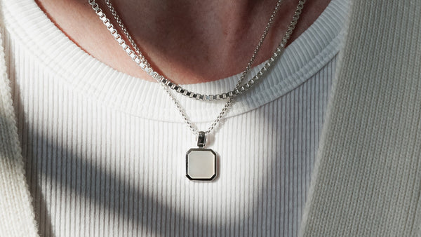 Männerschmuck Styling Tipps Silberschmuck modern hochwertig Ketten Layering 