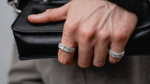 Herren Streetwear Schmucm Ringe Silber Outfit mit Tasche 925 Sterling Silver individuell modisch Trend Streetstyle Inspiration Accessoires