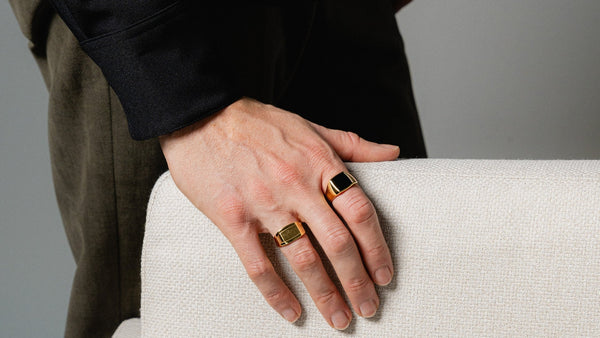 Siegelringe zwei Gold mit und ohne Stein Herren Hand