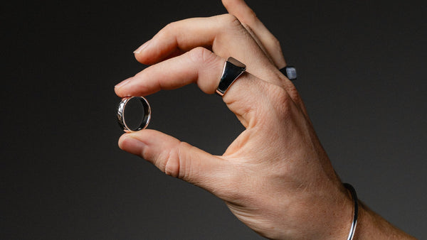 Silber Ring in Hand Nahaufnahme gehämmert Bandring für Männer