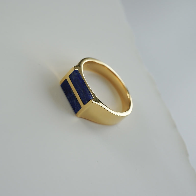 Glänzender Gold Ring mit zwei Lapis Steinen minimalistisch handgefertigt hochwertig Sprezzi Fashion
