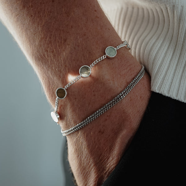 Herrenarmband aus hochwertigem 925 Silber mit schimmerndem Larvikit Edelstein das in grauen und blauen Tönen reflektiert Sprezzi Fashion