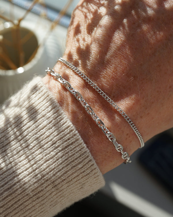 Feines Herrenarmband Silber aus 925 Sterling Silber im Small Curb und Cable Link Design, kombiniert am Handgelenk getragen, wobei die unterschiedlichen Gliederformen klar sichtbar sind Sprezzi Fashion