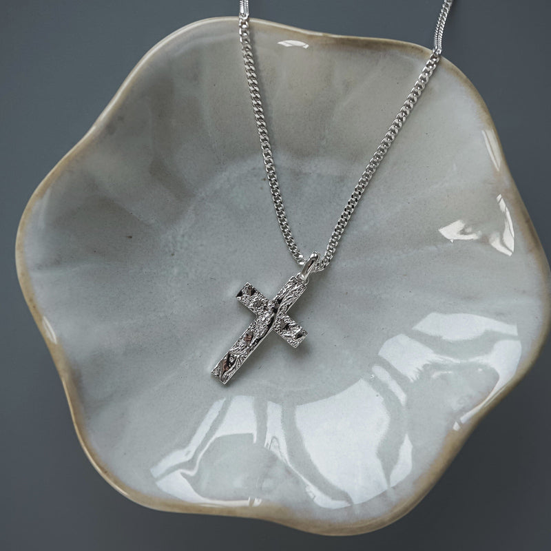 Silberne Kreuz Halskette aus 925 Sterling Silber mit zusätzlicher Rhodium Beschichtung für langanhaltenden Glanz Sprezzi Fashion