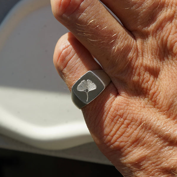 925 Sterling Silber Herrenring mit individueller Symbol Gravur zeigt eine hochglanzpolierte Oberfläche präzise Verarbeitung und ein modernes maskulines Design als hochwertiges Schmuckstück für persönliche Momente Sprezzi Fashion