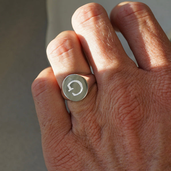 925 Sterling Silber Herrenring mit persönlicher Gravur zeigt elegante Linien eine glänzende Oberfläche und minimalistisches Design für einen modernen maskulinen Stil mit hochwertiger Handwerkskunst Sprezzi Fashion