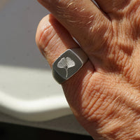 925 Sterling Silber Herrenring mit individueller Symbol Gravur getragen am Finger zeigt eine tief eingearbeitete Handgravur mit klaren Konturen und einer polierten Oberflaeche als Ausdruck praeziser Handwerkskunst von Sprezzi Fashion