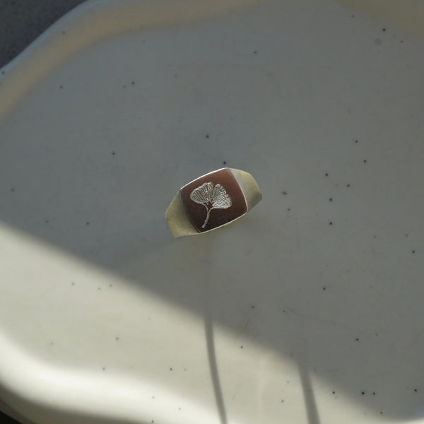 925 Sterling Silber Signet Ring mit detaillierter Symbol Gravur zeigt eine polierte Oberfläche und präzise gefertigte Details für ein individuelles Luxus Schmuckstück mit zeitloser Ausstrahlung Sprezzi Fashion