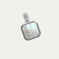 Anhänger aus 925 Sterling Silber mit heller Perle und eleganter Form verbindet sanfte Farbwirkung mit einer klaren modernen Gestaltung für einen stilvollen Look Sprezzi Fashion