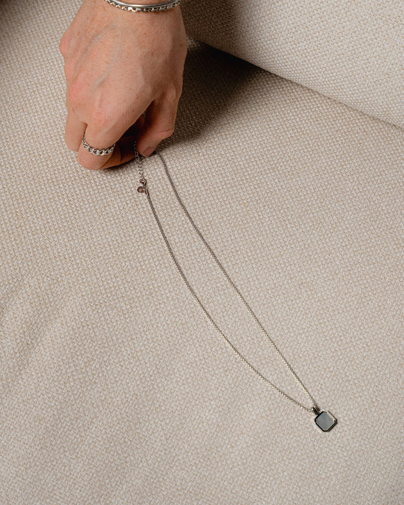 Die 925 Sterling Silber Halskette Aqua mit leuchtend blauem Aquamarin Stein zeigt elegante Linien und polierte Oberflaeche gefertigt in praeziser Handarbeit mit Rhodium Veredelung fuer dauerhaften Glanz Sprezzi Fashion