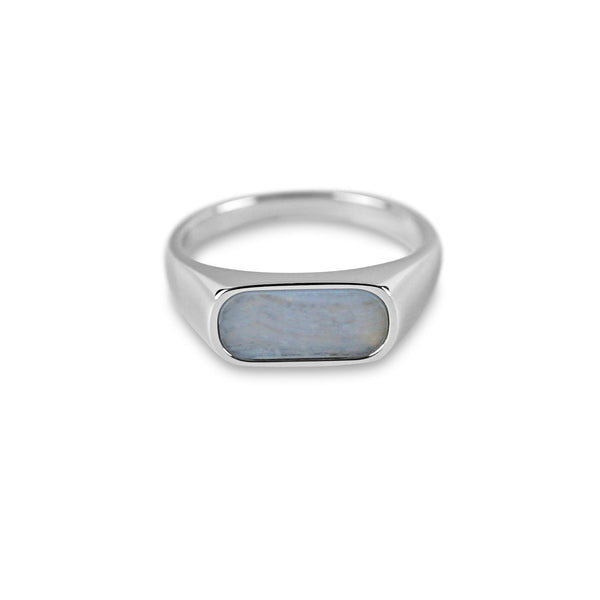Schmaler Siegelring aus poliertem 925 Sterling Silber mit strahlend blauem Chalcedon Naturstein zeigt eine klare rechteckig abgerundete Form und hochwertige Verarbeitung die modernen Stil und dezente Eleganz vereint und ein ruhiges edles Statement fuer Maenner setzt Sprezzi Fashion