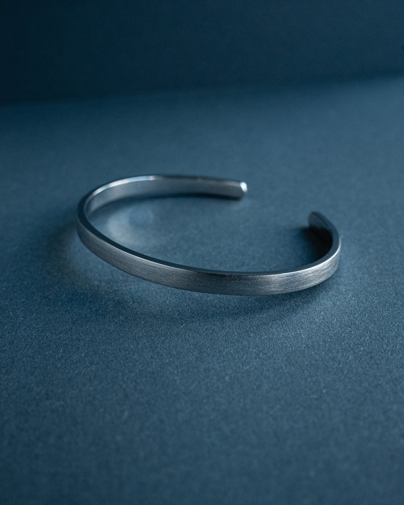 Eine schlichte offene Silhouette mit polierter Innenflaeche und leicht strukturierter Raw Aussenseite erzeugt modernen Stil bei dem das massive Silber und die reduzierte Formensprache einen eleganten Ausdruck schaffen der zeitlos und maskulin zugleich wirkt Sprezzi Fashion