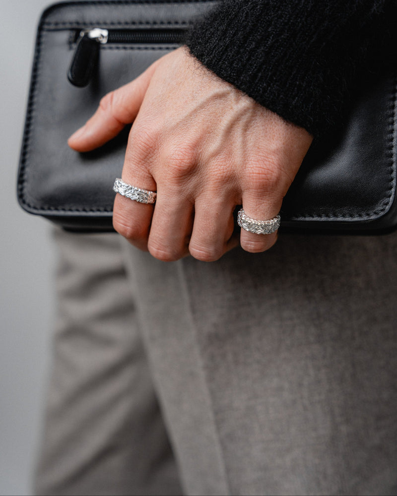 Der Ring zeigt getragen futuristische Tiefe und meteoritenartige Struktur die maennliche Praesenz und modernen Look betont Sprezzi Fashion