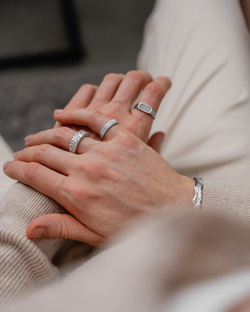 Beide Silberringe werden zusammen getragen und erzeugen einen modernen klaren Stil bei dem feine Struktur und rohe Oberflaeche ausdrucksstark wirken Sprezzi Fashion