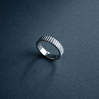 Der schmale Bandring Linear aus massivem 925 Sterling Silber zeigt eine dezente geriffelte Struktur mit klaren Linien und moderner minimalistisch eleganter Form die ein ruhiges architektonisches Design vermittelt und Maennern einen stilvollen praesenten Ausdruck bietet Sprezzi Fashion