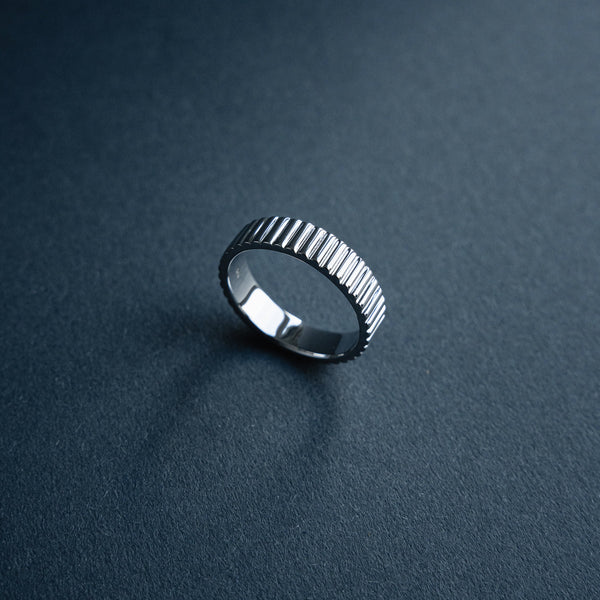 Der schmale Bandring Linear aus massivem 925 Sterling Silber zeigt eine dezente geriffelte Struktur mit klaren Linien und moderner minimalistisch eleganter Form die ein ruhiges architektonisches Design vermittelt und Maennern einen stilvollen praesenten Ausdruck bietet Sprezzi Fashion