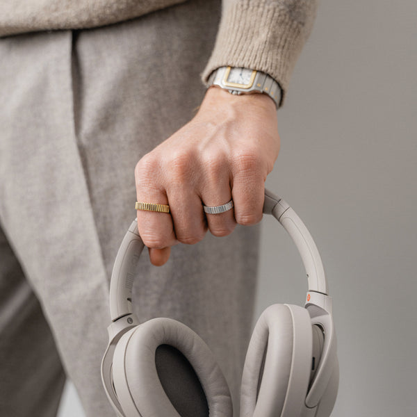 Die beiden Bandringe in Silber und Gold zeigen getragen einen modernen maskulinen Look mit klaren Linien und ruhiger strukturierter Optik die zusammen ein dezentes aber charakterstarkes Statement bilden Sprezzi Fashion