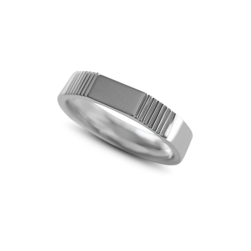 Dieser Silberring mit schlichten Line Details verkörpert moderne Zurueckhaltung da die glatte polierte Form und die feine Linienstruktur ein elegantes und hochwertiges Erscheinungsbild schaffen das in jedem Herrenlook harmonisch wirkt Sprezzi Fashion