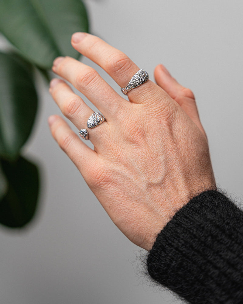 Die offene Silhouette und die meteoritenartige Struktur sorgen getragen fuer markante moderne Ausstrahlung Sprezzi Fashion