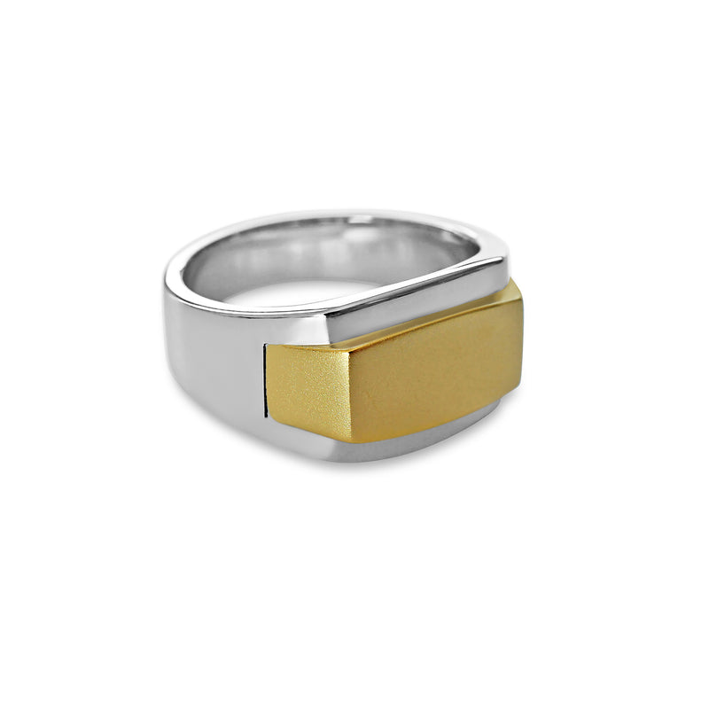 Moderner Bicolor Siegelring aus 925 Sterling Silber mit edler 18k Vergoldung dessen markante Edgy Form klare Linien und elegante Kontraste zeigt wodurch ein hochwertiges maskulines Accessoire entsteht das individuelle Stilstatement und zeitlose Eleganz verbindet Sprezzi Fashion