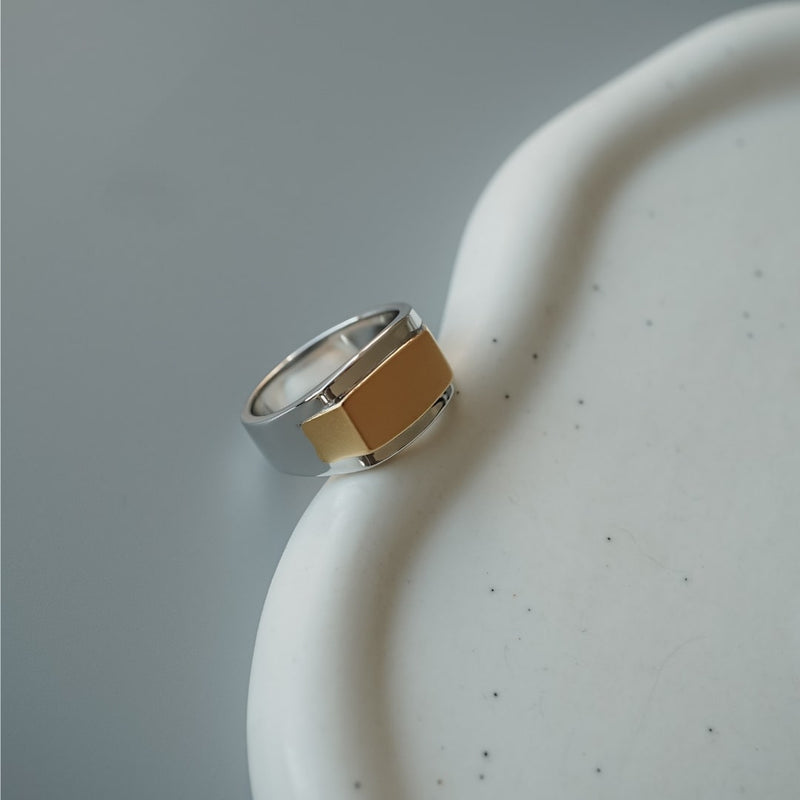 Bicolor Siegelring Edgy mit modernem Look, gefertigt aus 925 Sterling Silber und 18k Vergoldung Sprezzi Fashion