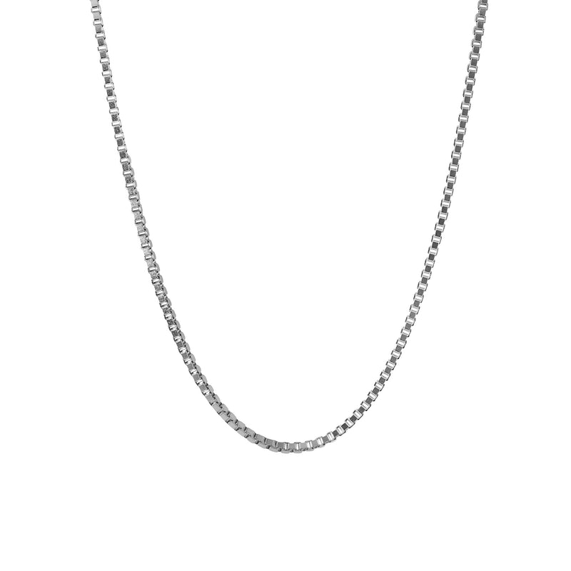 Markant gefertigte Box Glieder aus massivem 925 Sterling Silber praegen diese Halskette und erzeugen eine moderne maskuline Ausstrahlung der ruhige metallische Glanz und die rhodinierte Oberflaeche verleihen dem klaren Design hochwertige zeitlose Qualitaet Sprezzi Fashion