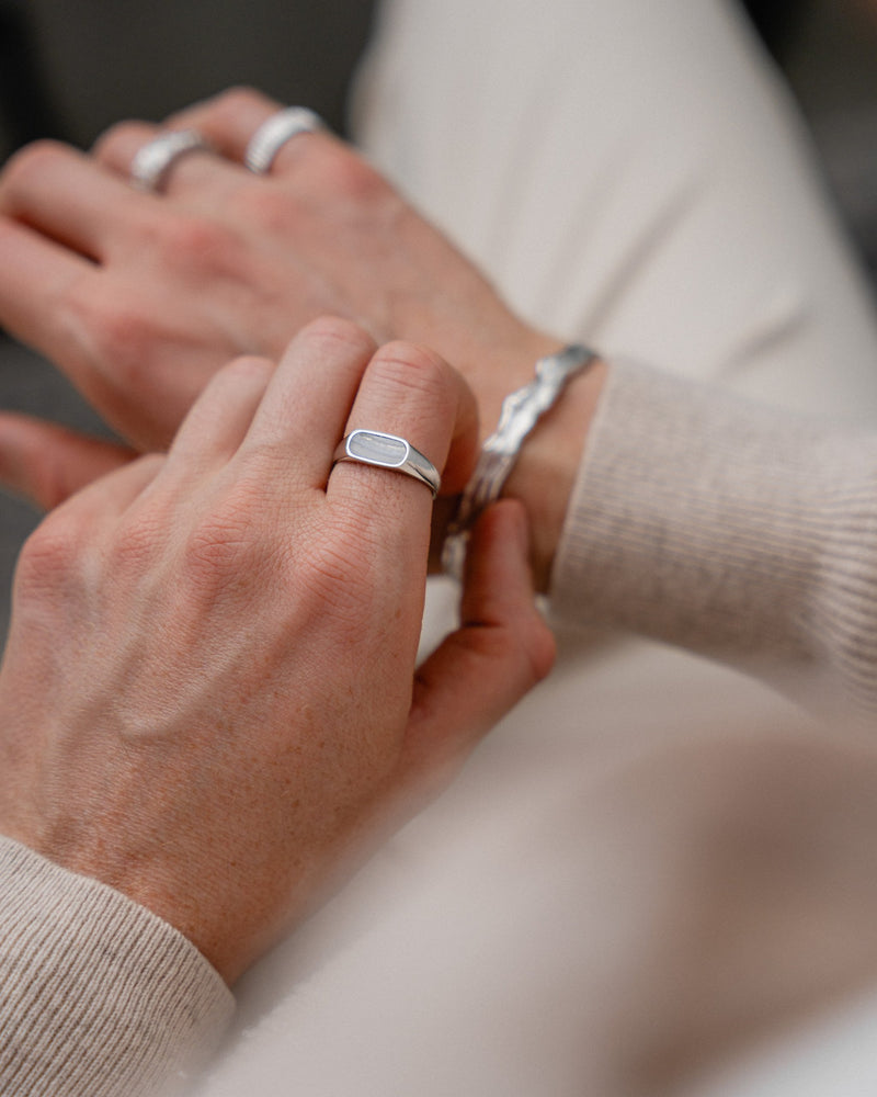 Getragen wirkt der schmale Ring modern und stilvoll und hebt die helle Steinwirkung im eleganten minimalistischen Look hervor Sprezzi Fashion
