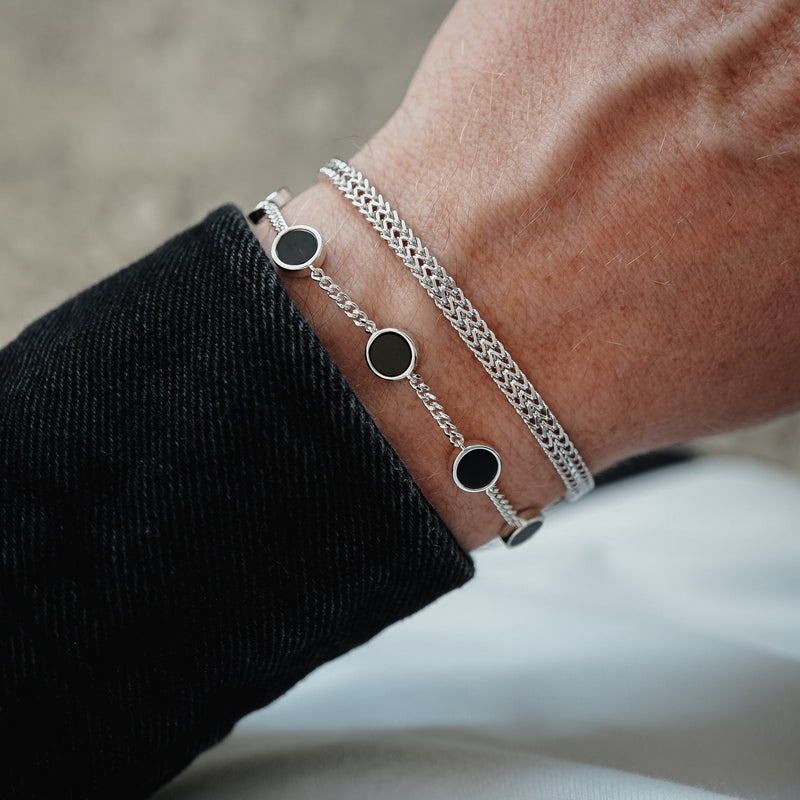 Set aus minimalistischen Silber Armbändern mit kleinen schwarzem Onyx Steinen von Sprezzi Fashion