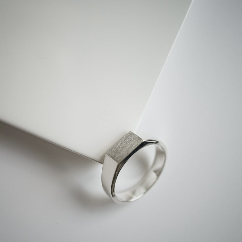Handgefertigter Designer Siegelring aus Sterling Silber mit Raw Oberfläche Sprezzi Fashion