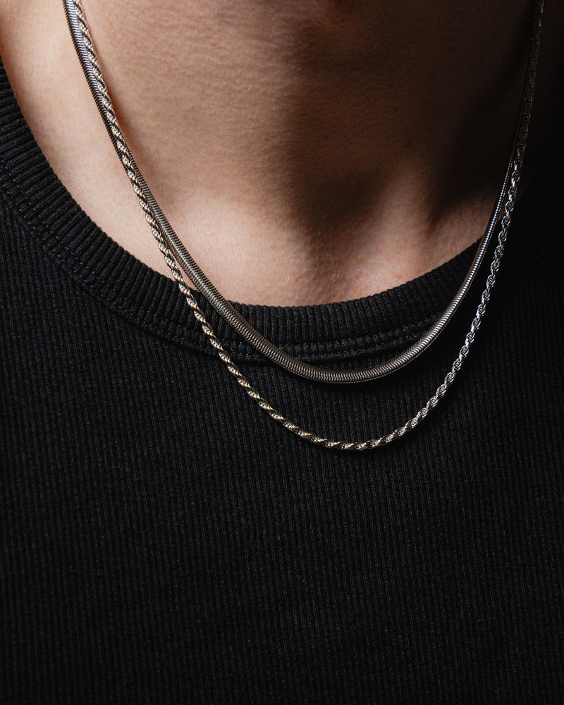 Detailaufnahme betont die glatte Struktur der Snake Chain und das geflochtene Muster der Rope Kette gefertigt mit praeziser Handarbeit von Sprezzi Fashion