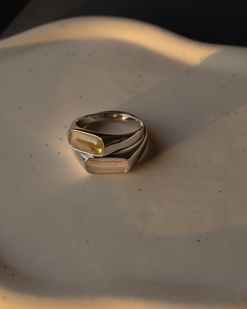 Die Kombination aus schmalem Larvikit Ring und hellblauem Chalcedon Ring zeigt einen modernen Kontrast aus natuerschimmernder Tiefe und klarer Helligkeit wodurch ein edles Accessoire Set entsteht das hochwertige Verarbeitung und stilbewusste Maennlichkeit vereint Sprezzi Fashion