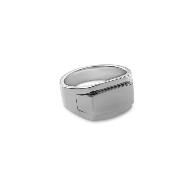 Markant praesentiert der Edgy Ring aus poliertem Silber eine schlichte aber kraftvolle Formensprache bei der die reduzierte Gestaltung und die massive Verarbeitung eine deutliche moderne Eleganz fuer stilbewusste Maenner schaffen Sprezzi Fashion