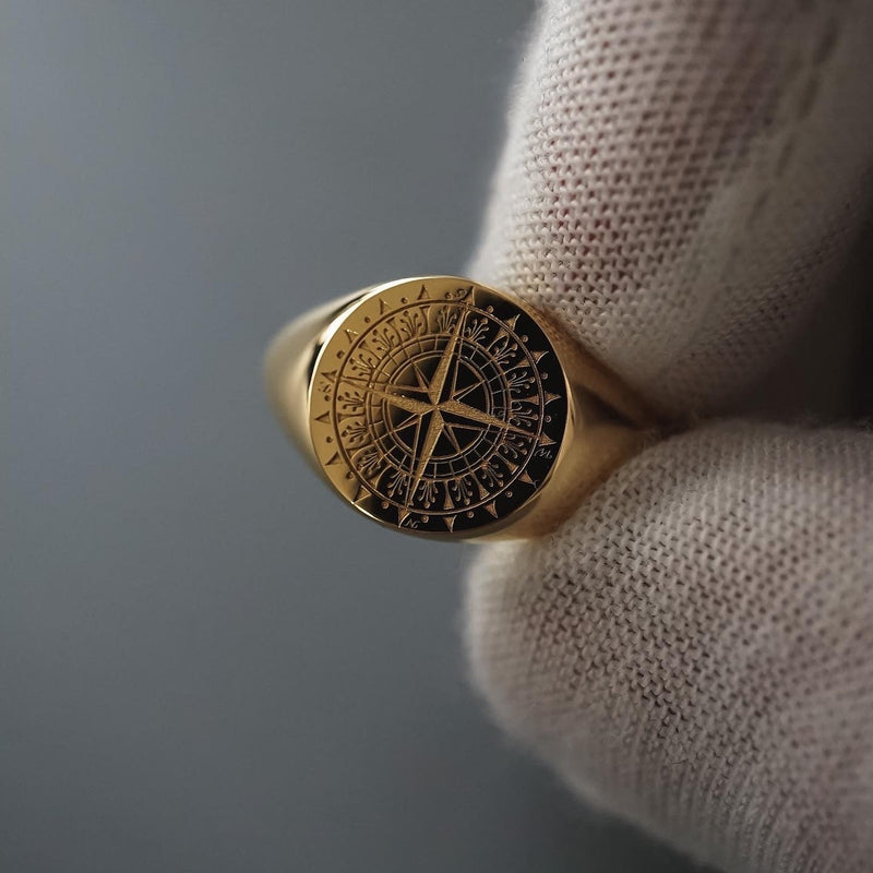 Eleganter Herren Kompassring 18k Gold vergoldet polierte Oberfläche exklusives Design Sprezzi Fashion
