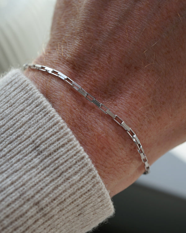 Feines Herrenarmband Silber aus 925 Sterling Silber im Small Paperclip Design, getragen am Handgelenk, wobei die gleichmäßige Gliederstruktur und hochwertige Verarbeitung hervorgehoben werden Sprezzi Fashion