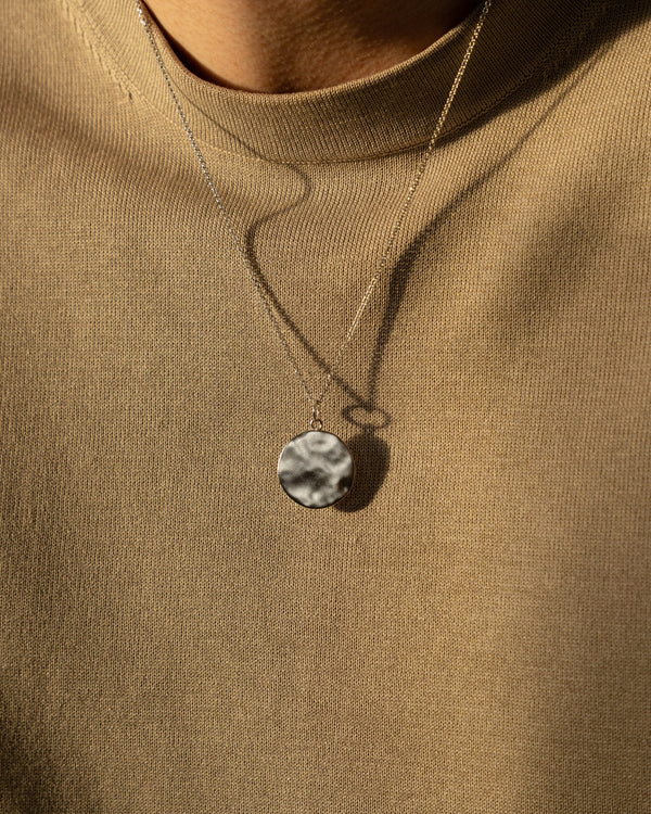 Die gehaemmerte Halskette aus massivem 925 Silber zeigt maskuline Struktur und minimalistisches Design das polierte Metall wirkt robust und stilvoll zugleich Sprezzi Fashion