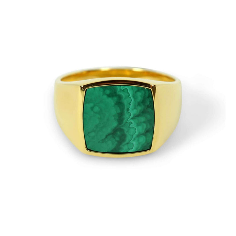 Ein intensiv gruener Malachit Naturstein praegt diesen 18k vergoldeten 925 Sterling Silber Siegelring dessen warme Goldtoene und polierte klare Form eine elegante maskuline Ausstrahlung erzeugen die massive Fertigung sorgt fuer langlebige hochwertige Qualitaet Sprezzi Fashion