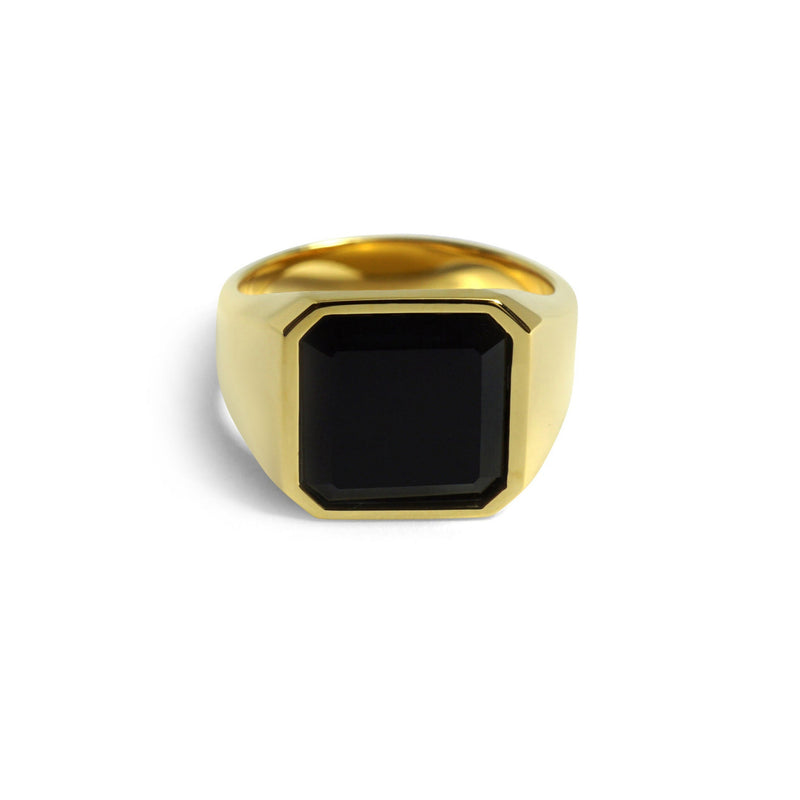 Ein goldener Siegelring mit octagonalem Onyx Stein zeigt eine beeindruckende Kombination aus traditioneller Form und moderner Eleganz wobei das polierte Edelmetall und der tiefschwarze Edelstein gemeinsam eine ausdrucksstarke Premiumwirkung erzeugen Sprezzi Fashion