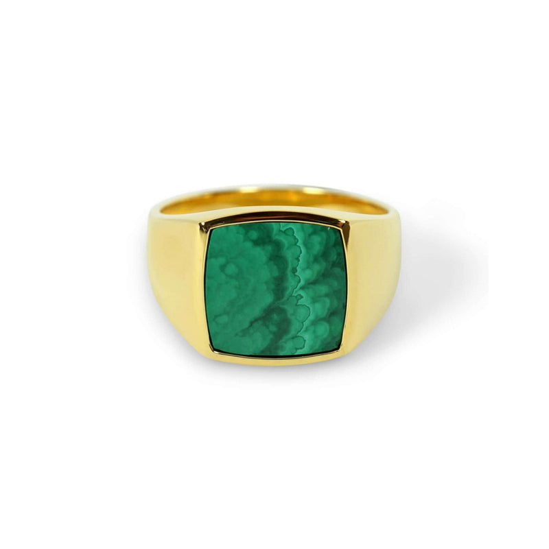 Der warme Goldton des Rings verbindet sich mit dem grünen Malachitstein zu einem edlen harmonischen Look der durch die massive Silberbasis und die glatte Oberfläche ein zeitlos männliches Erscheinungsbild vermittelt Sprezzi Fashion
