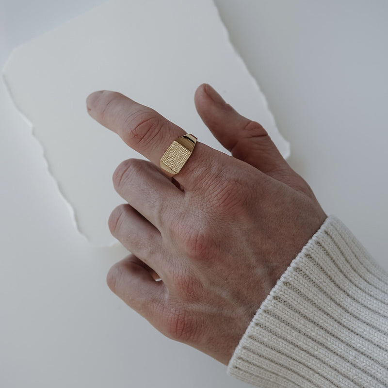 Handgemachter Goldring mit Raw Gravur und stilvoller Struktur Sprezzi Fashion
