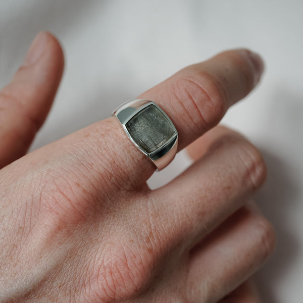 Herrenring mit grauem Larvikit Naturstein aus poliertem 925 Silber gefertigt mit luxuriöser Oberfläche Sprezzi Fashion