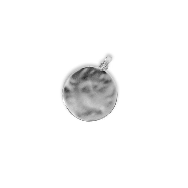 Élégant pendentif martelé en argent sterling 925 de haute qualité avec une surface artistiquement structurée dont la finition martelée crée des reflets lumineux discrets, donnant naissance à un accessoire masculin moderne qui confère aux hommes une élégance intemporelle et une présence stylée Sprezzi Fashion