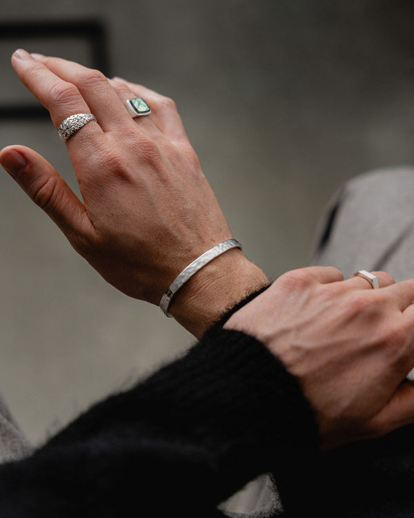 Der gehämmerte Armreif aus 925 Sterling Silber zeigt maskuline Eleganz und handwerkliche Praezision die strukturierte Oberflaeche verleiht modernen Glanz Sprezzi Fashion