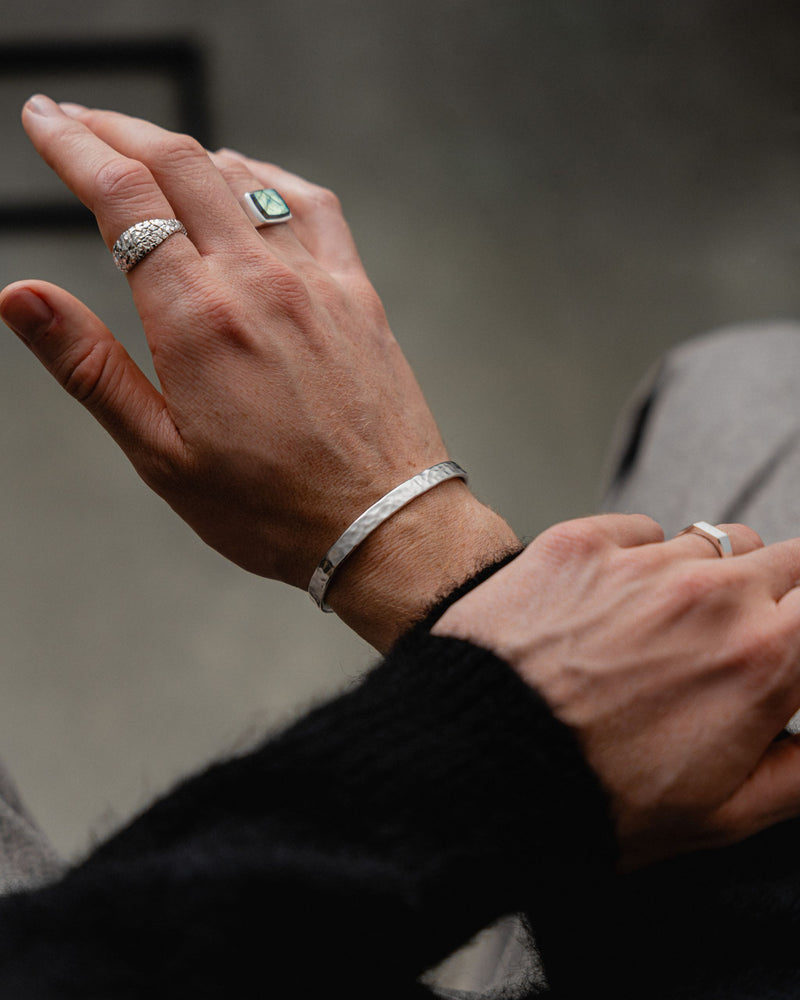 Der gehämmerte Armreif aus 925 Sterling Silber zeigt maskuline Eleganz und handwerkliche Praezision die strukturierte Oberflaeche verleiht modernen Glanz Sprezzi Fashion