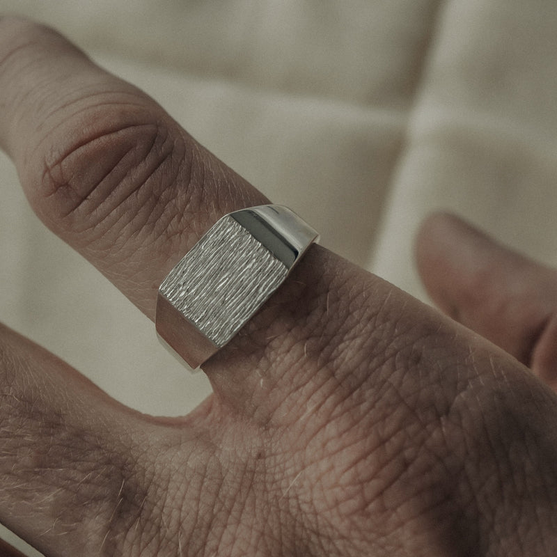 Handgefertigter Silberring mit gravierter Oberfläche und eckigem Design Sprezzi Fashion
