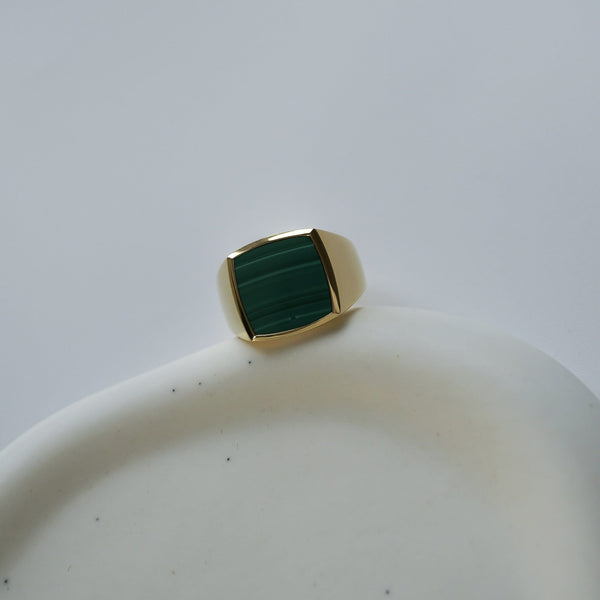 Luxuriöser handgefertigter Siegelring für Männer aus Gold mit grünem Malachit Sprezzi Fashion